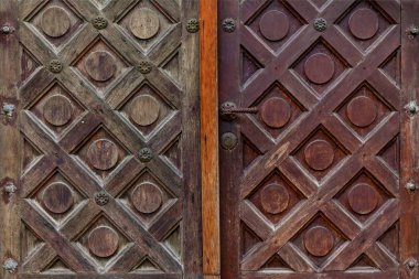 Sahildeki gözlem kulesi sahile karşı.