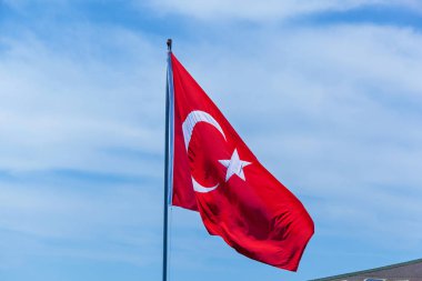 Türkiye bayrağı mavi gökyüzüne karşı