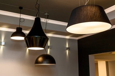 Eski cam lambalı modern evin içi.