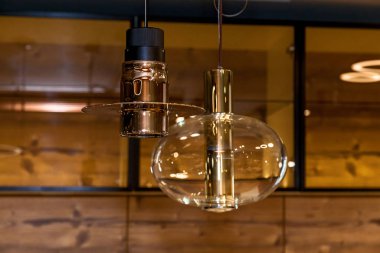 Eski cam lambalı modern evin içi.