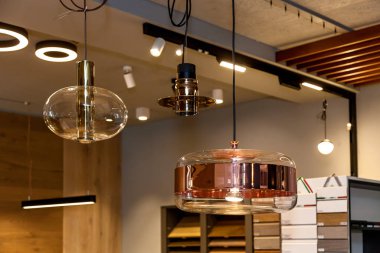 Eski cam lambalı modern evin içi.