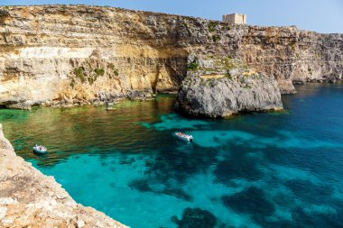 Malta 'da mavi lagün saf kristal su