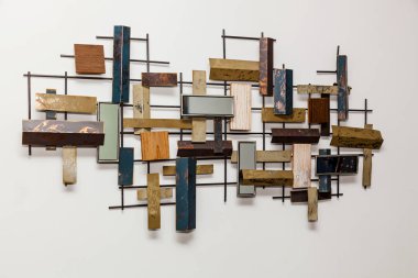 Metal plakalı ve ayna parçalı soyut dekor