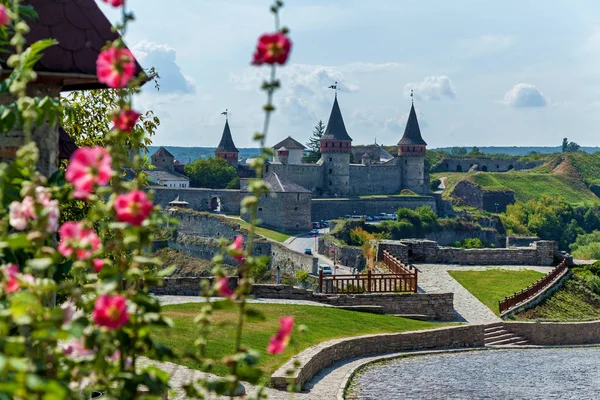 A bela vista sobre a fortaleza de pedra medieval em Kamenetz — Fotografia de Stock