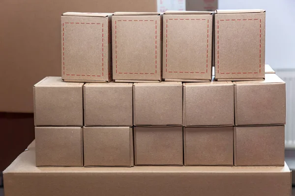 Molte scatole di cartone marrone — Foto Stock