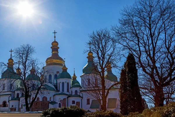 La vue sur la cathédrale Sainte-Sophie par une journée ensoleillée, Kiev — Photo