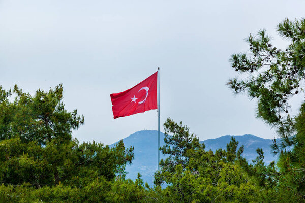 Турецкий пейзаж с национальным флагом
