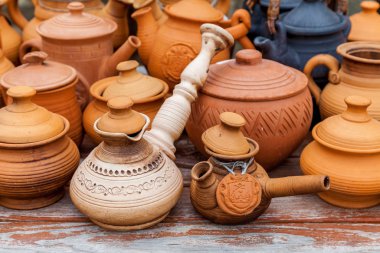 Çamur kapları, kupalar ve tabaklar
