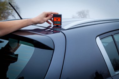 Araba boyasının kalınlığını ölçüyorum.