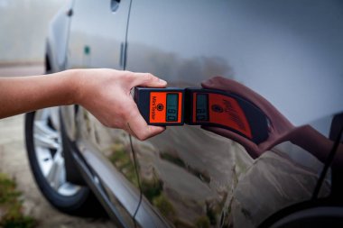 Araba boyasının kalınlığını ölçüyorum.