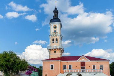 Kamenetz-Podolsk belediye binasının güzel manzarası