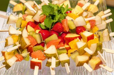 Şişte mevsimlik meyveler