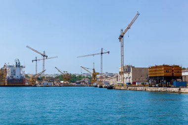 Yüzen bir rıhtımdaki vinç