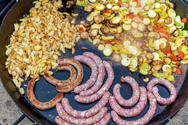 Sausages on a huge frying pan — ストック写真