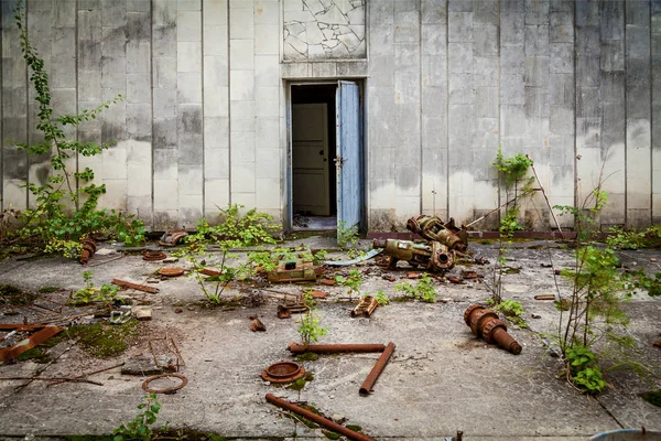An abandoned entrance of building in the city of Pripyat, Chernobyl — Stock Photo, Image