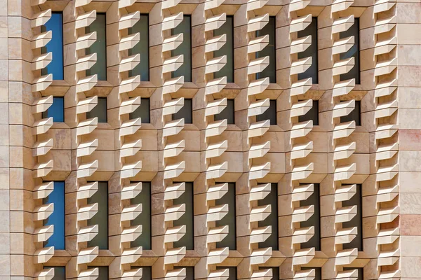 Abstrakcyjna architektura z wzorzystymi schodami na ścianie na Malcie — Zdjęcie stockowe
