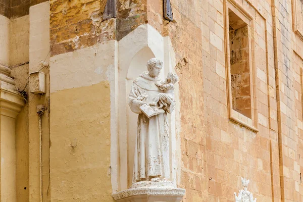 Ön cephede azizin heykeli, Malta