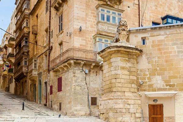Una estrecha calle medieval con escaleras de piedra en una antigua ciudad europea —  Fotos de Stock