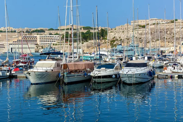 Motoryachten im Hafen — Stockfoto