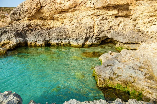 Reines kristallklares Wasser der blauen Lagune auf Malta — Stockfoto