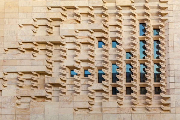 Una arquitectura abstracta con las escaleras estampadas en la pared de Malta — Foto de Stock