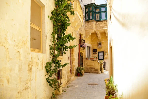 Eine leere enge Straße mit traditioneller maltesischer Architektur — Stockfoto