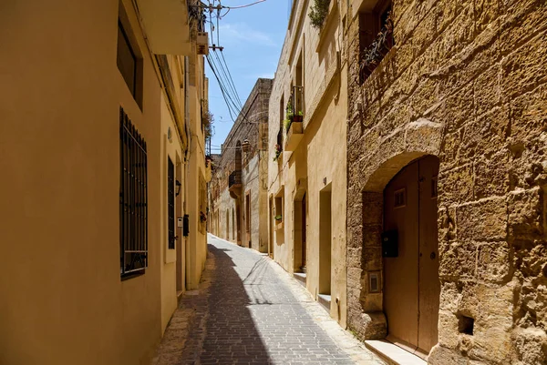 Una estrecha calle medieval con escaleras de piedra en un viejo europeo para —  Fotos de Stock