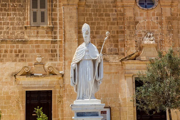 Sculptuur van de heilige op de gevel, Malta — Stockfoto