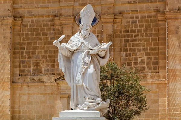 Скульптура святого на фасаде, Мальта — стоковое фото