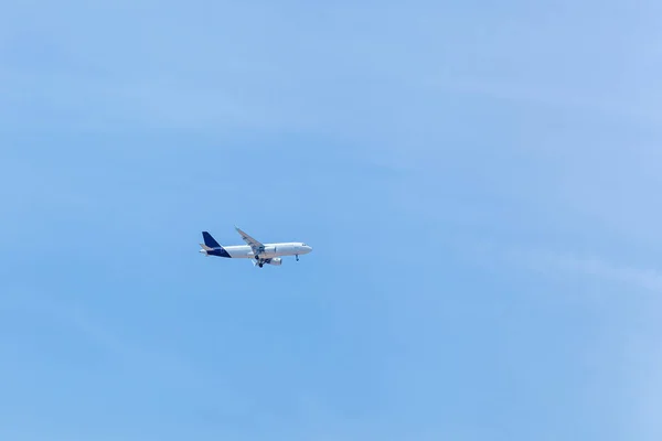 Das Flugzeug fliegt in den blauen Himmel — Stockfoto