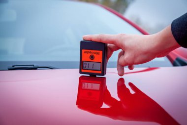 Araba boyasının kalınlığını ölçüyorum.