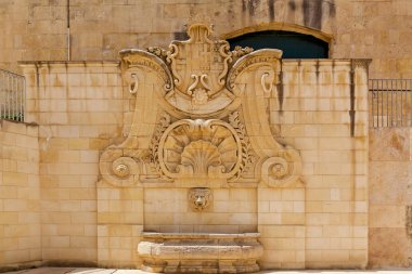 Ön cephede azizin heykeli, Malta