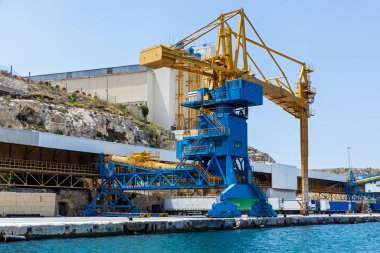 İskelede bir vinç.