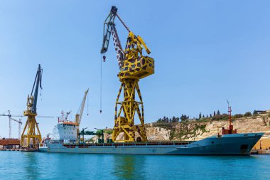 Yüzen bir rıhtımdaki vinç