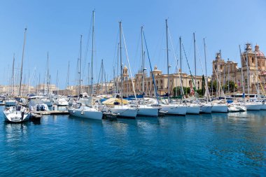 Yatları olan güzel bir liman.