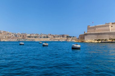 Malta 'da güneşli bir günde Saint Elmo Kalesi manzarası