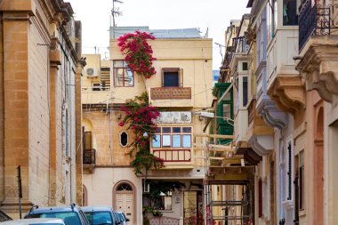 Eski bir Avrupa şehrinde taş merdivenleri olan dar bir ortaçağ sokağı.