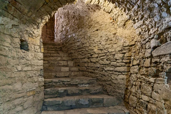 Escaliers anciens menant au sous-sol de la forteresse — Photo