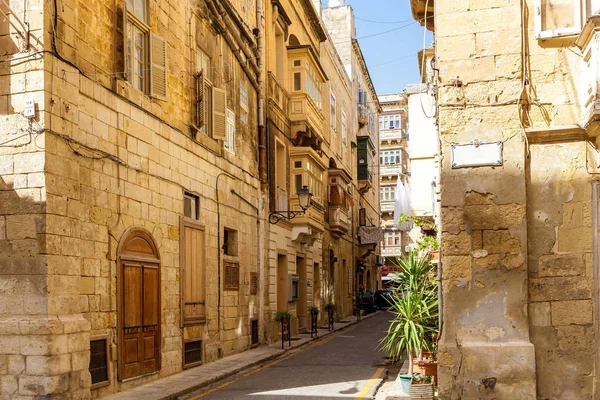 Una estrecha calle medieval con escaleras de piedra en una antigua ciudad europea —  Fotos de Stock