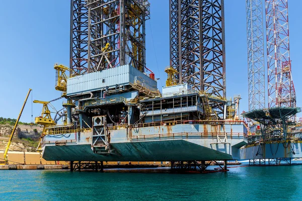 La piattaforma petrolifera nel mare, Malta — Foto Stock