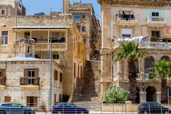 El exterior de un edificio residencial en Malta —  Fotos de Stock
