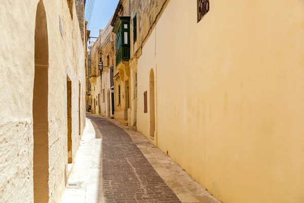 Een smalle middeleeuwse straat met stenen trappen in een oude Europese stad — Stockfoto
