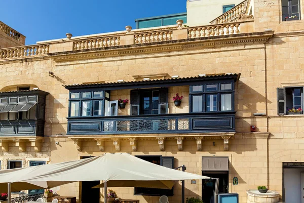 A fachada de um edifício com varanda em Malta — Fotografia de Stock