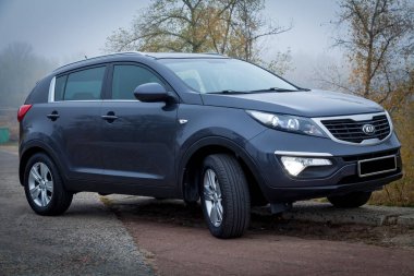 Kia Sportage 2019 yol kenarında duruyor.