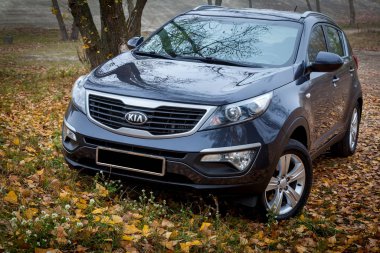 Kia Sportage 2019 yol kenarında duruyor.