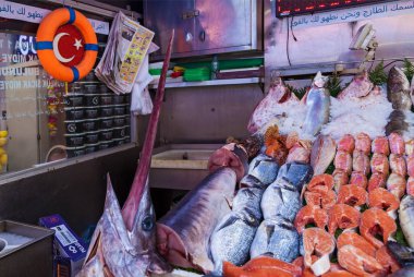 Türkiye 'deki markette tezgahta taze balık
