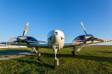 Havaalanında özel bir vida uçağı.