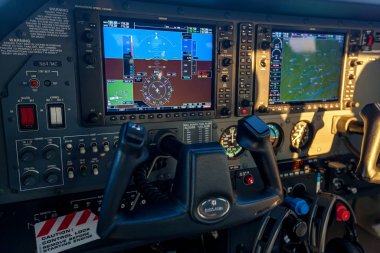 Uçak kokpitinde bir kontrol paneli.