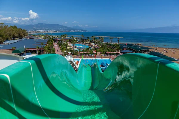 Aquapark glijbanen met zwembad, Turkije — Stockfoto