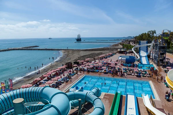 Aquapark glijbanen met zwembad, Turkije — Stockfoto